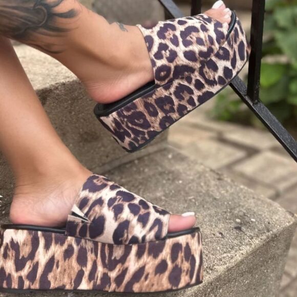 BRAND NEW LILIANA ANIMAL PRINT  STRETCH PLASFORM SLIDES WEDGE SANDAL - Picture 1 of 15